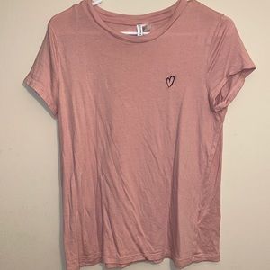 🥳Super Cute Baby Pink Heart T-Shirt - sz. M